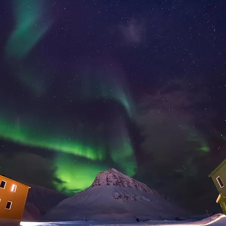 Хостел Gjestehuset 102 - Your Away From Home! Лонгйир